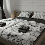 Leopold - Apartmanovy Dum 3*