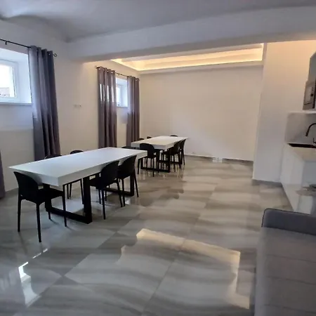 Leopold - Apartmanovy Dum *